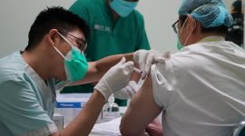 Seorang tenaga kesehatan sedang diberikan vaksinasi COVID-19 (Foto: Istimewa)