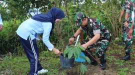 Danlanud YKU, Letkol Pnb Slamet Suhartono beserta istri melakukan penanaman pohon di belakang Klinik Bhuwana.