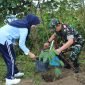 Danlanud YKU, Letkol Pnb Slamet Suhartono beserta istri melakukan penanaman pohon di belakang Klinik Bhuwana.