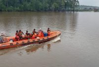 Tim SAR Gabungan tengah melakukan pencarian korban yang belum ditemukan dalam insiden tenggelamnya KM Usaha Baru  di Perairan Amar, Kabupaten Mimika.