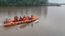 Tim SAR Gabungan tengah melakukan pencarian korban yang belum ditemukan dalam insiden tenggelamnya KM Usaha Baru  di Perairan Amar, Kabupaten Mimika.