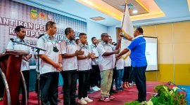 Penyerahan pataka oleh Sekretaris Umum Pengurus Provinsi Perbasi Papua, Frengky Baneftar kepada Kepada Cesar Avianto Tunya selaku Ketua Umum Perbasi Mimika Periode 2022-2026.