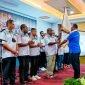 Penyerahan pataka oleh Sekretaris Umum Pengurus Provinsi Perbasi Papua, Frengky Baneftar kepada Kepada Cesar Avianto Tunya selaku Ketua Umum Perbasi Mimika Periode 2022-2026.