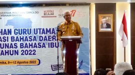 Wakil Bupati Mimika, Johannes Rettob membawakan sambutan di acara Pelatihan Guru Utama Revitalisasi Bahasa Daerah untuk Tunas Bahasa Ibu Tahun 2022 di Hotel Horizon Diana, Jalan Budi Utomo, Selasa (9/8/2022).