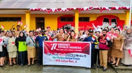 Kesbangpol Mimika foto bersama para pelajar serta guru-guru dalam kegiatan pembagian 1.500 bendera merah putih kepada pelajar, Selasa (9/8/2022). 