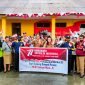 Kesbangpol Mimika foto bersama para pelajar serta guru-guru dalam kegiatan pembagian 1.500 bendera merah putih kepada pelajar, Selasa (9/8/2022). 