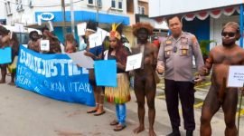 Tampak masa aksi dari GEMPAR Papua sedang melakukan aksi bisu di depan Toko Sumber Makmur, Lingkaran Atas Abepura, Distrik Abepura, Jayapura, Selasa (9/8/2022).