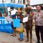 Tampak masa aksi dari GEMPAR Papua sedang melakukan aksi bisu di depan Toko Sumber Makmur, Lingkaran Atas Abepura, Distrik Abepura, Jayapura, Selasa (9/8/2022).