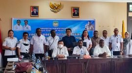 Foto bersama sesusai pelaksanakan kegiatan Forum Group Discussion di Pusat Pemerintahan Kabupaten Mimika, Rabu (10/8/2022).