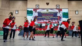 Penampilan salah satu kelompok peserta dalam lomba seka yang digelar oleh Distrik Mimika Baru di Graha Eme Neme, Jumat (12/8/2022). 