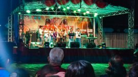 Penarikan undian dan penyerahan hadiah kepada pemenang doorprize..