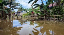 Salah satu sisi Kampung Iwaka yang masih tergenang air sejak Rabu (17/8/2022) malam hingga Kamis (18/8/2022) siang.