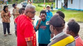 Wakil Bupati, Johannes Rettob sedang mendengarkan keluhan warga Kampung Iwaka terkait banjir, Kamis (18/8/2022).