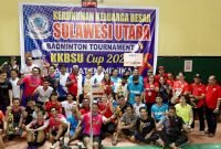 Foto bersama Wakil Bupati Mimika beserta para atlet dan panitia turnamen bulu tangkis KKBSU Cup 2022..