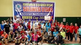 Foto bersama Wakil Bupati Mimika beserta para atlet dan panitia turnamen bulu tangkis KKBSU Cup 2022..