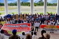 Tampak ratusan honorer Mimika demo di depan lobi Kantor Pemerintahan SP3, Selasa (23/8/2022).