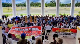 Tampak ratusan honorer Mimika demo di depan lobi Kantor Pemerintahan SP3, Selasa (23/8/2022).