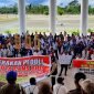 Tampak ratusan honorer Mimika demo di depan lobi Kantor Pemerintahan SP3, Selasa (23/8/2022).