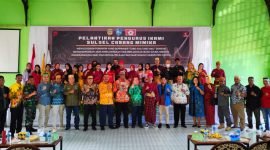 Foto bersama dalam acara pelantikan pengurus IKAMI Sulsel Mimika di Gedung Muslimat NU jalan poros S-P5, minggu (14/8/2022).