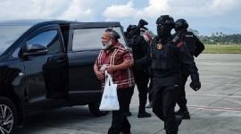 Bupati Mimika Eltinus Omaleng, Kamis pagi (8/9) diterbangkan ke Jakarta dengan di kawal anggota Brimob Polda Papua dari Bandara Sentani, Kabupaten Jayapura, Papua. (ANTARA/HO/Dokumen Pribadi)