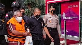 Bupati Mimika Eltinus Omaleng mengenakan rompi orange menuju ke Gedung KPK, Kamis (8/9/2022). (KOMPAS.com/Syakirun Ni'am)