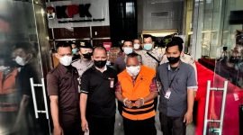 KPK menetapkan Bupati Mimika Eltinus Omaleng sebagai tersangka dalam perkara dugaan korupsi pembangunan Gereja Kingmi Mile 32 di Kabupaten Mimika, Papua. (M Hanafi/detikcom)