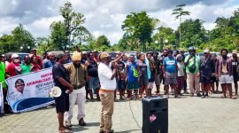 Tampak suasana aksi demo dari simpatisan Eltinus Omaleng di pelataran Kantor Pusat Pemerintahan Kabupaten Mimika, SP3, Selasa (13/9/2022). 