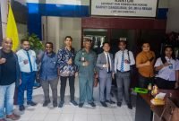 Foto bersama tim kuasa hukum Wabup JR dalam jumpa pers setelah pelaporan di Polres Mimika, Rabu (14/9).