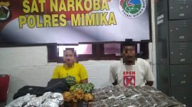 Kedua pelaku diamankan bersama barang bukti di Polres Mimika.