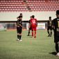 Tampak suasana pertandingan antara Toli FC kontra WBFC pada ajang Liga III zona Papua di Stadion Mandala Kota Jayapura, Minggu (2/10/2022) sore.