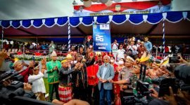 Tampak Plt Bupati Mimika, Johannes Rettob menerbangkan  balon udara bertuliskan 'Dirgahayu 26 Tahun Kabupaten Mimika', Senin (10/10/2022) di halaman Kantor Bupati Mimika, Jalan Poros SP3, Timika, Papua.