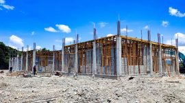 Tampak pembangunan Kantor Komisi Pemilihan Umum Kabupaten Mimika di Jalan Hasanuddin, Timika, Jumat (14/10/2022).