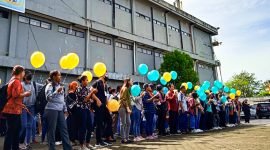 Pelepasan balon oleh para petugas Regsosek sebagai tanda dimulainya kick off babak pertama, Sabtu (15/10/2022) di Kantor Badan Pusat Statistik Mimika, Jalan Hasanuddin.