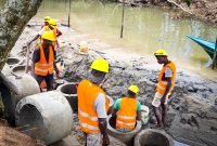 Pengerjaan tahap I pembangunan sea wall di pesisir Kampung Atuka, Kecamatan Mimika Tengah, Kabupaten Mimika. (Foto: Dok. Dinas PUPR Mimika)