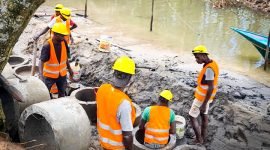 Pengerjaan tahap I pembangunan sea wall di pesisir Kampung Atuka, Kecamatan Mimika Tengah, Kabupaten Mimika. (Foto: Dok. Dinas PUPR Mimika)