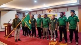 Penyerahan pataka kepada Ketua DPD GM Kosgoro, Iwan Makatita di Ballroom Hotel Cendrawasih 66, Senin (17/10/2022). 