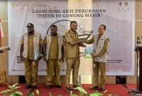 Secara simbolis, Staf Ahli Bidang Hukum, Politik, dan Pemerintahan, Septinus Timang menyerahkan rompi serta buku Data Agregat Kependudukan kepada sejumlah Kepala Distrik dan Kepala Dispencapil Mimika, Selasa (18/10/2022) di lantai 5 Hotel Horison Diana, Jalan Budi Utomo, Timika.