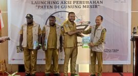 Secara simbolis, Staf Ahli Bidang Hukum, Politik, dan Pemerintahan, Septinus Timang menyerahkan rompi serta buku Data Agregat Kependudukan kepada sejumlah Kepala Distrik dan Kepala Dispencapil Mimika, Selasa (18/10/2022) di lantai 5 Hotel Horison Diana, Jalan Budi Utomo, Timika.