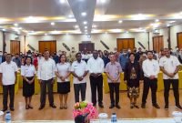 Foto bersama kegiatan Kordinasi dan Sinkronisasi Pembinaan Pelaksanaan Penanaman Modal Tahun 2022 oleh DPM-PTSP Mimika di Ballroom Hotel Grand Tembaga, Timika, Rabu (19/10/2022).