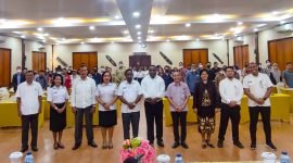 Foto bersama kegiatan Kordinasi dan Sinkronisasi Pembinaan Pelaksanaan Penanaman Modal Tahun 2022 oleh DPM-PTSP Mimika di Ballroom Hotel Grand Tembaga, Timika, Rabu (19/10/2022).