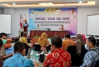 Plh Sekretaris Daerah Kabupaten Mimika, Willem Naa membawakan sambutan pembuka kegiatan sosialisasi E-Katalog Lokal/Daerah di Hotel Horison Ultima, Jalan Hasanuddin, Kamis (20/10/2022).