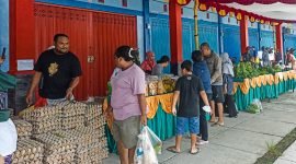 Suasana kegiatan Basar Murah yang digelar oleh Dinas Ketahanan Pangan Kabupaten Mimika, Sabtu (22/10/2022) di pelataran ruko Maria Bintang Laut, jalan poros SP2-SP5, Distrik Mimika Baru.
(foto: GaleriPapua.com)