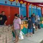 Suasana kegiatan Basar Murah yang digelar oleh Dinas Ketahanan Pangan Kabupaten Mimika, Sabtu (22/10/2022) di pelataran ruko Maria Bintang Laut, jalan poros SP2-SP5, Distrik Mimika Baru.
(foto: GaleriPapua.com)