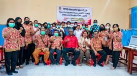 Foto bersama Plt. Bupati Mimika, Johannes Rettob dengan para peserta Ukomnas Retaker Periode III dan DPD PPNI Mimika di SMP Negeri 2, Sabtu (22/10/2022).