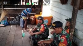 Koramil 1710-01/Kokonao memasuki dapur dari salah satu rumah di Kampung Atapo Distrik Mimika Barat, Kabupaten Mimika, Senin (24-10-2022). 