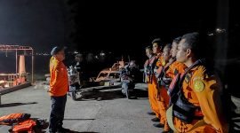 Personel Basarnas Manokwari melakukan apel sebelum pencarian Kapal Penjuru Bintang yang dilaporkan hanyut, Selasa (25/10/2022) malam. (Istimewa Basarnas Manokwari).
