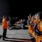 Personel Basarnas Manokwari melakukan apel sebelum pencarian Kapal Penjuru Bintang yang dilaporkan hanyut, Selasa (25/10/2022) malam. (Istimewa Basarnas Manokwari).