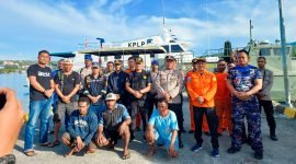Tim SAR gabungan Manokwari berpose bersama tiga orang anak buah kapal (ABK) Penjuru Bintang yang berhasil dievakuasi ke Pelabuhan Anggrem, Kelurahan Padarni, Distrik Manokwari Barat, Rabu (27/10/2022) pagi. (Foto: Istimewa Basarnas Manokwari)