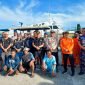 Tim SAR gabungan Manokwari berpose bersama tiga orang anak buah kapal (ABK) Penjuru Bintang yang berhasil dievakuasi ke Pelabuhan Anggrem, Kelurahan Padarni, Distrik Manokwari Barat, Rabu (27/10/2022) pagi. (Foto: Istimewa Basarnas Manokwari)