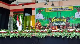 Capt foto: Plt Bupati Mimika, Johannes Rettob membawakan sambutan sekaligus membuka pegelaran Festival Produk UMKM dan Koperasi yang berlangsung di pelataran Graha Eme Meme Yauware, Kamis (27/10/2022).